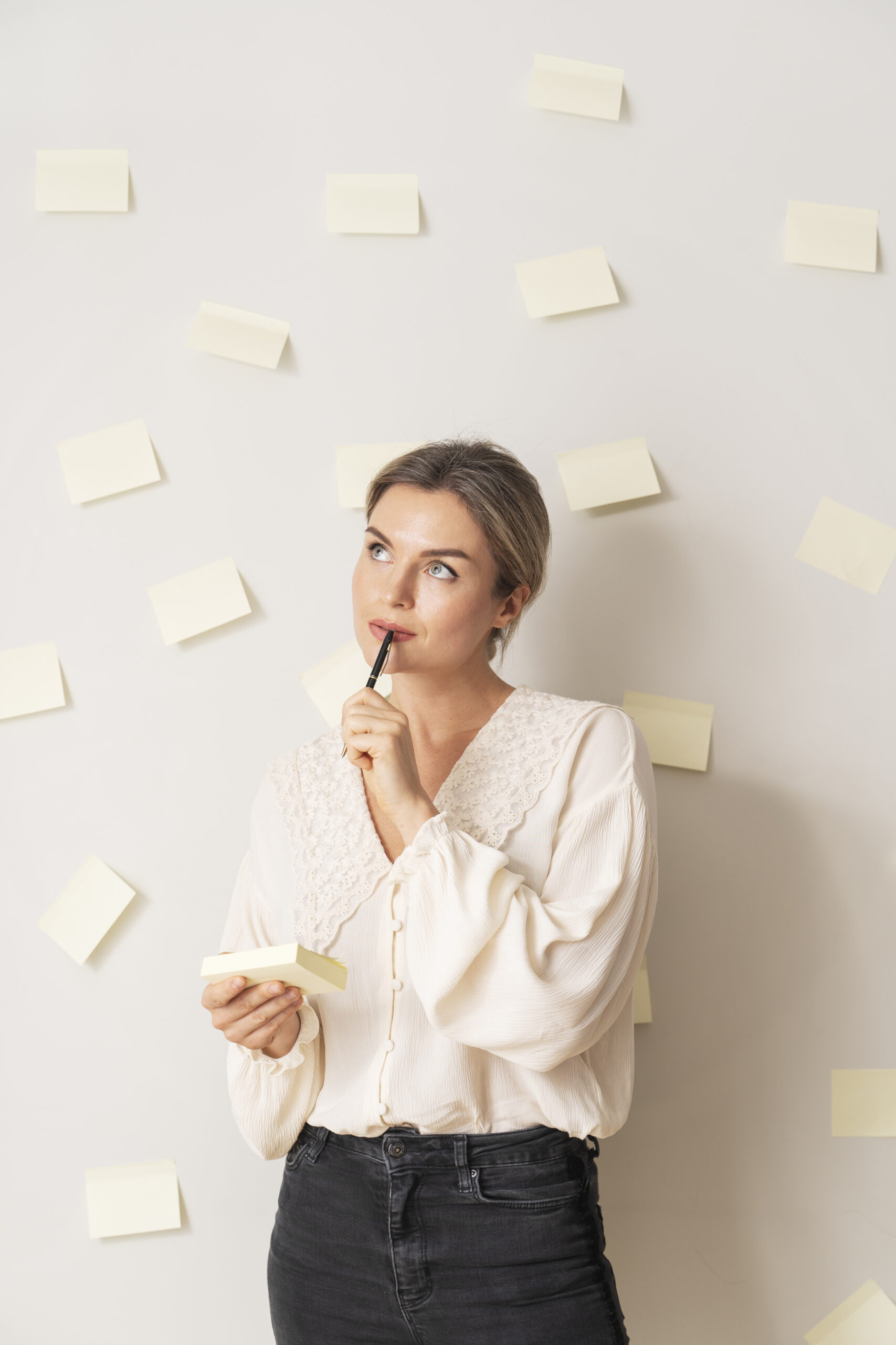 mujer-de-negocios-de-tiro-medio-pensando mujer-de-negocios-de-tiro-medio-pensando