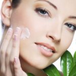 higiene e hidratacion Mujer aplicándose una crema para hidratarse la piel
