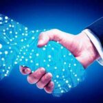 Dos personas dandose la mano.