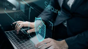 Una persona escribiendo en el teclado (Gestión de la seguridad informática en la empresa)